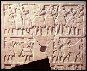 Votivtafel, die eine Opferszene darstellt, aus Diyala, Frühdynastische Periode, 2600-2500 v. Chr.